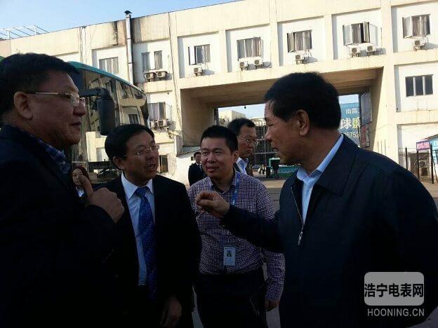 江西省常委、常務(wù)副省長莫建成參觀由科陸電子參與建設(shè)的國內(nèi)首個民間資本投資新能源汽車充電站