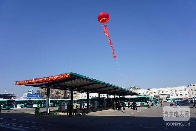 江西省常委、常務(wù)副省長莫建成參觀由科陸電子參與建設(shè)的國內(nèi)首個民間資本投資新能源汽車充電站